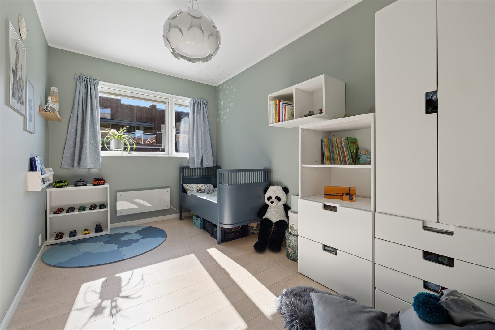 To av boligens soverom ligger i underetasjen, begge med parkett på gulv og malte flater. Galleribilde