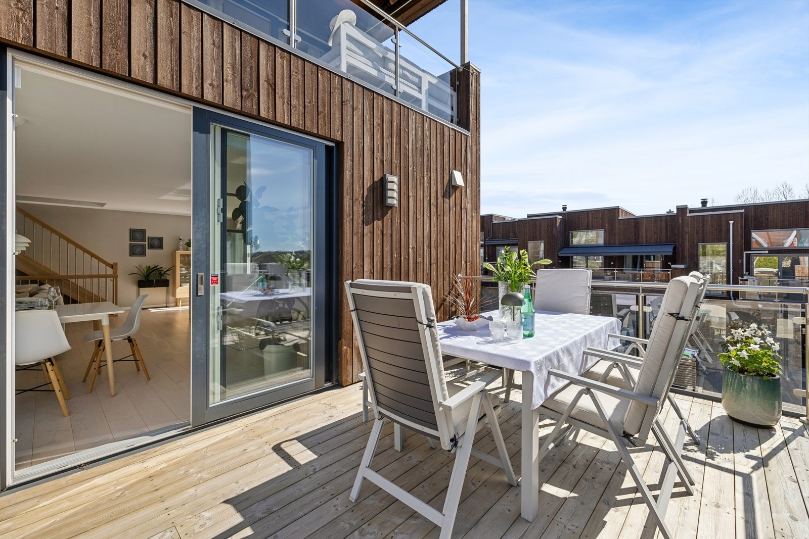 Fra stuen i første etasje er det utgang til en stor terrasse på ca. 58 kvadratmeter. Galleribilde