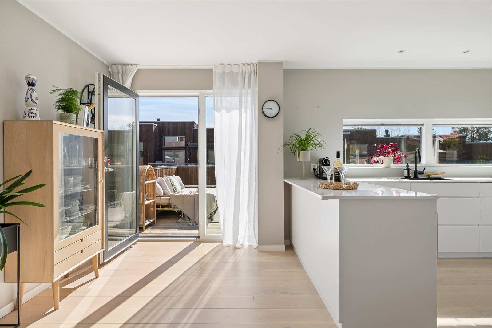 I første etasje har du tilgang til både en østvendt og en sør-vestvendt terrasse. Galleribilde