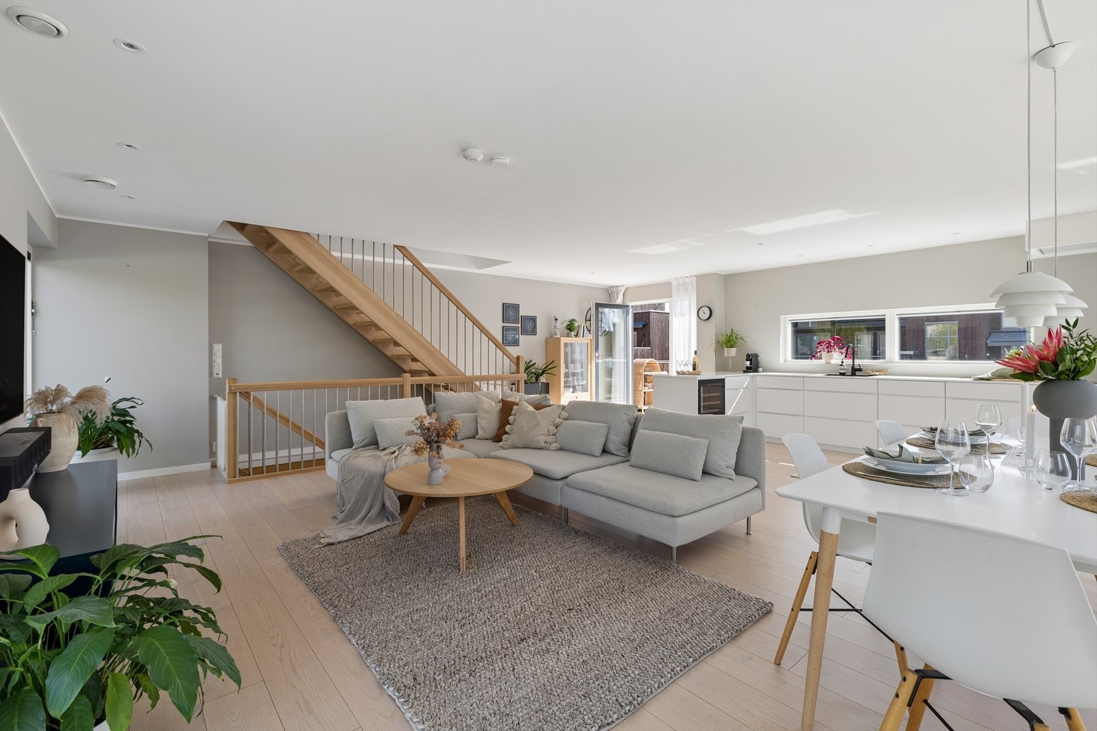 Hovedetasjen har en åpen og sosial planløsning med parkett på gulvet. Galleribilde