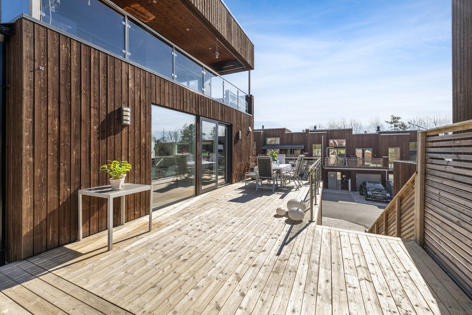 Tretrapp fra terrassen ned til gårdsplassen. Galleribilde