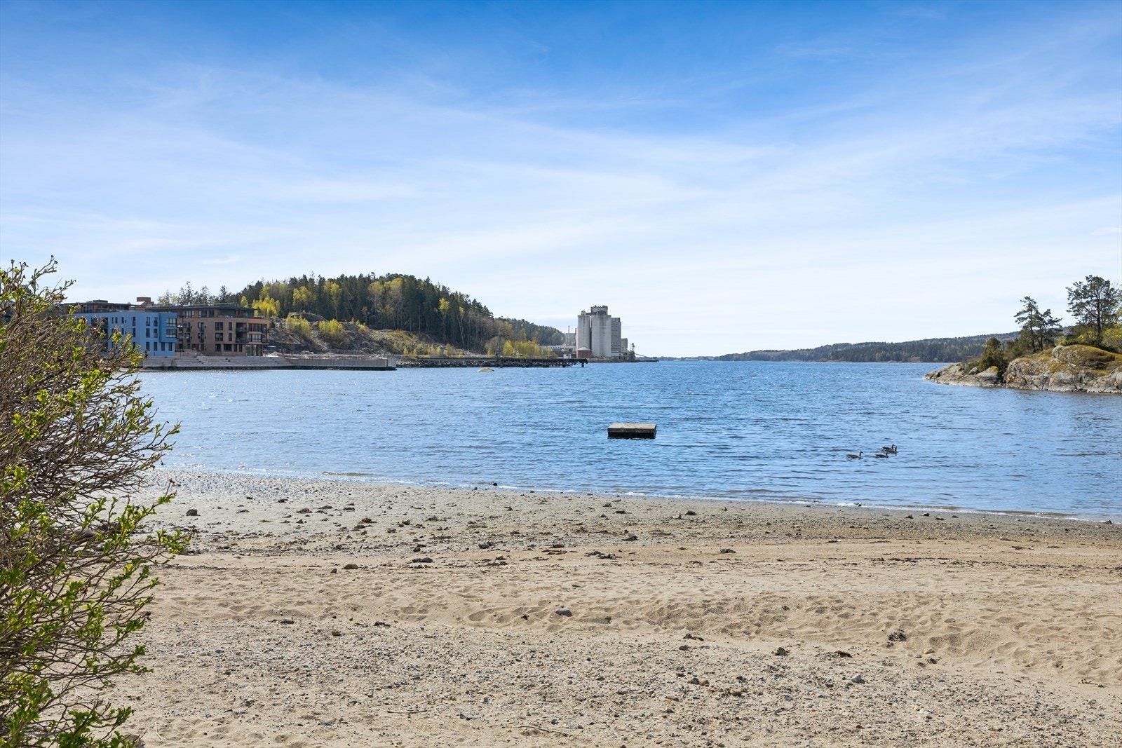 Kort gange til sjøen og fine badeplasser, som Kulpestranda i nærområdet. Galleribilde