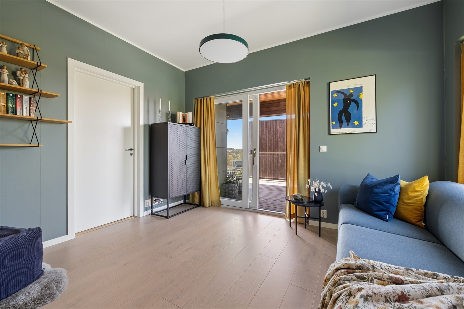 Loftstuen i andre etasje har en takhøyde på 2,72 meter og utgang til terrasse. Galleribilde