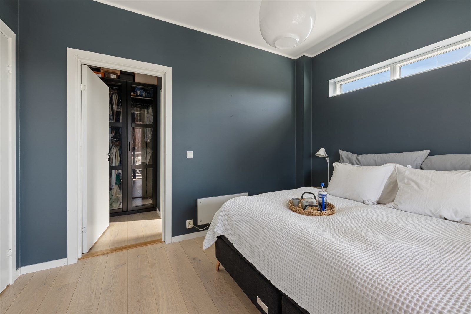 Fra soverommet er det adkomst til et praktisk walk-in garderoberom med videre inngang til badet. Galleribilde