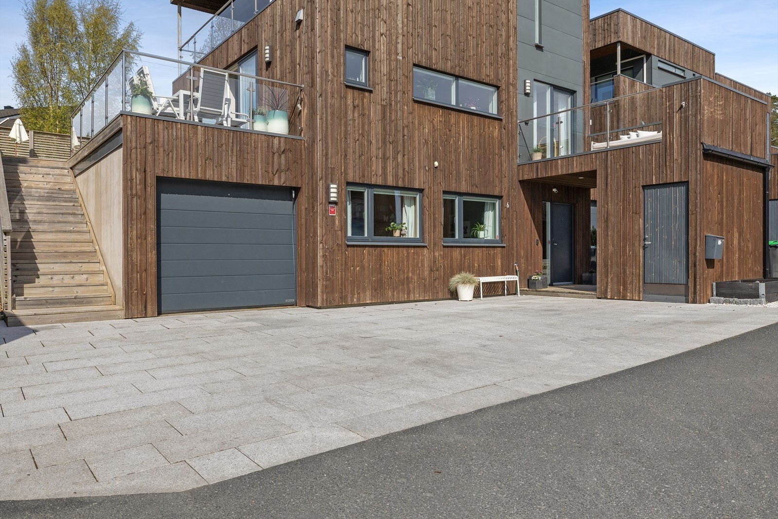 Integrert garasje med elbillader (22kW) og bod. I tillegg er det en steinbelagt gårdsplass med plass til tre biler. Galleribilde