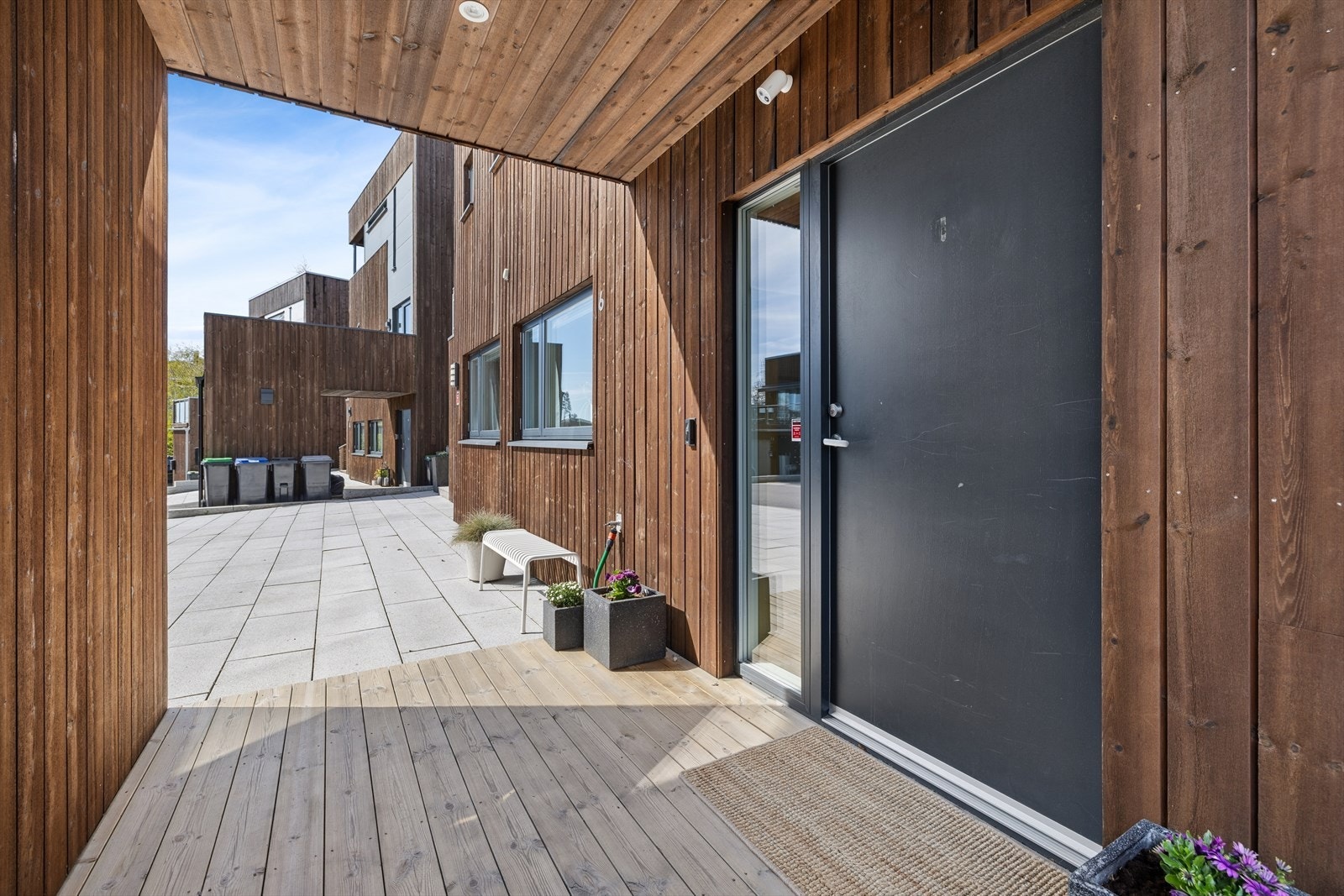 Du ønskes velkommen inn via overbygget inngangsparti med adkomst fra en steinbelagt gårdsplass av granitt. Galleribilde