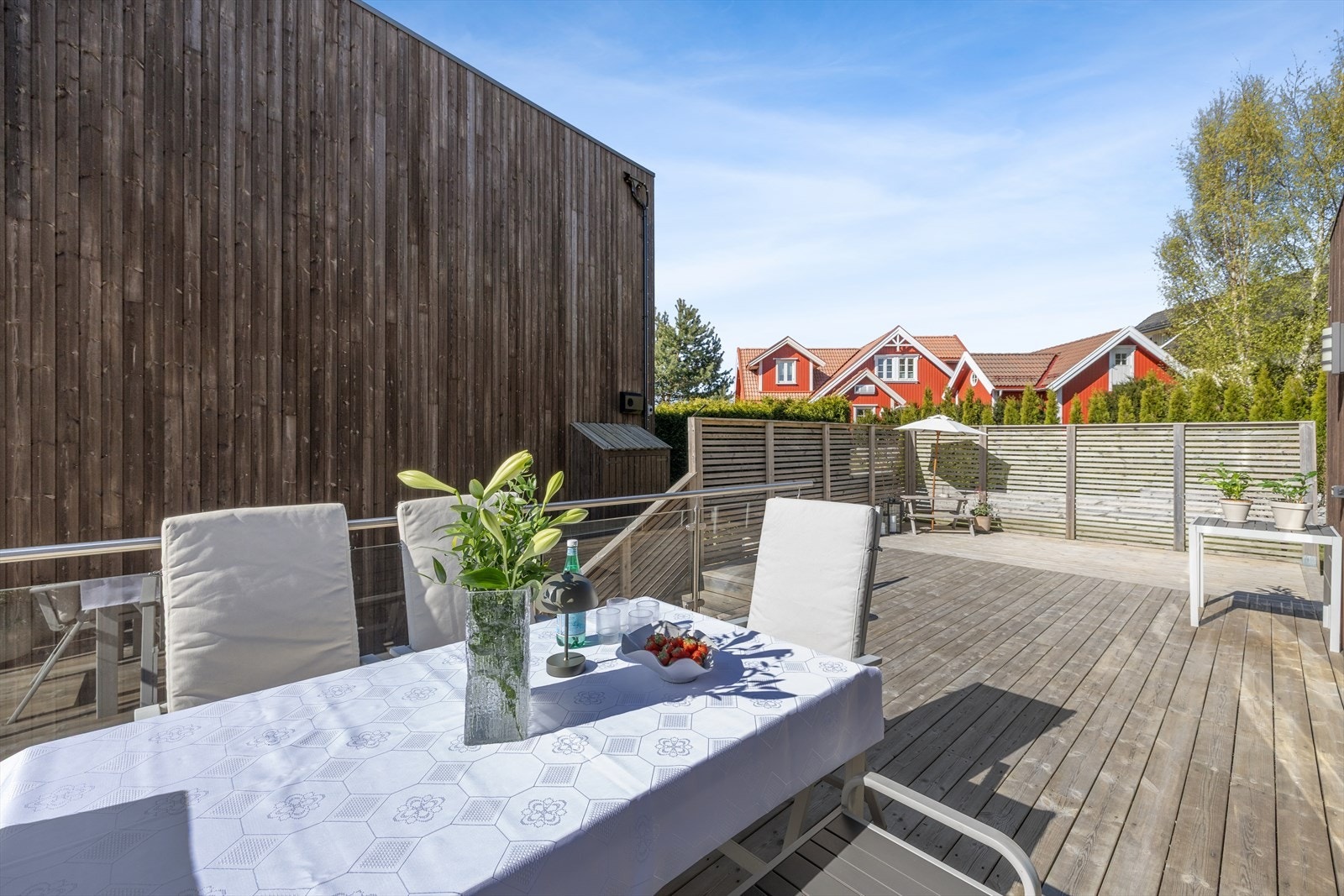 Terrassen har god plass til flere sittegrupper og sosiale soner. Galleribilde