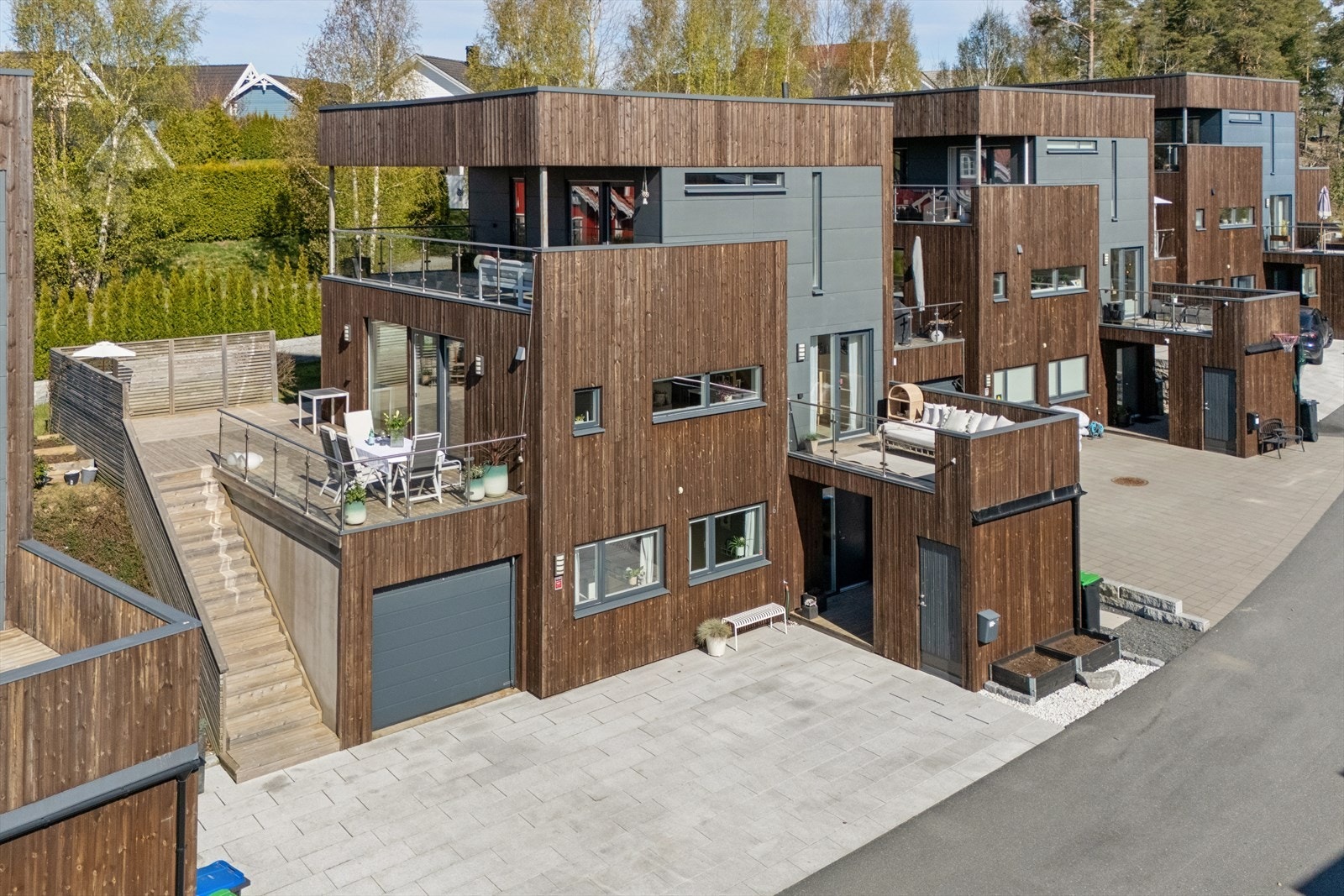 Lekker og moderne enebolig fra 2018 med integrert garasje og store, solrike uteplasser. Galleribilde