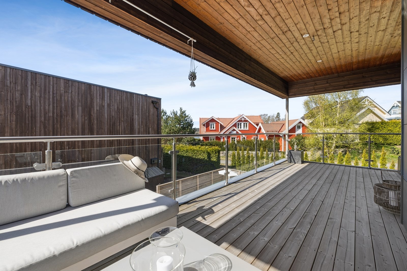 Rekkverk i stål og glass sikrer utsikten fra terrassen. Herfra er det sjøgløtt og gode solforhold om sommeren. Galleribilde