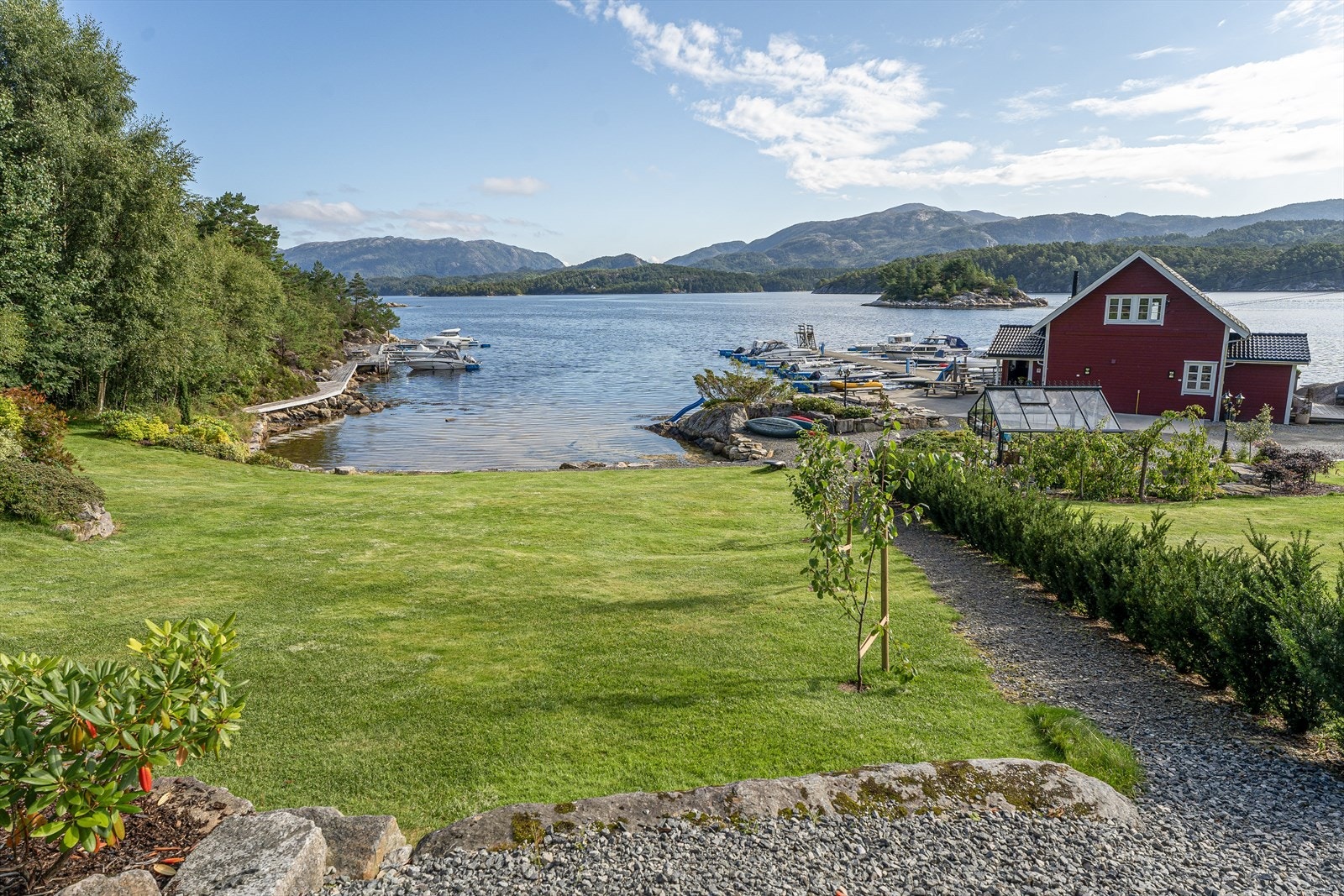 Her ligger alt til rette for innholdsrike dager med fisking og båtliv (sommerbilde fra 2024). Galleribilde