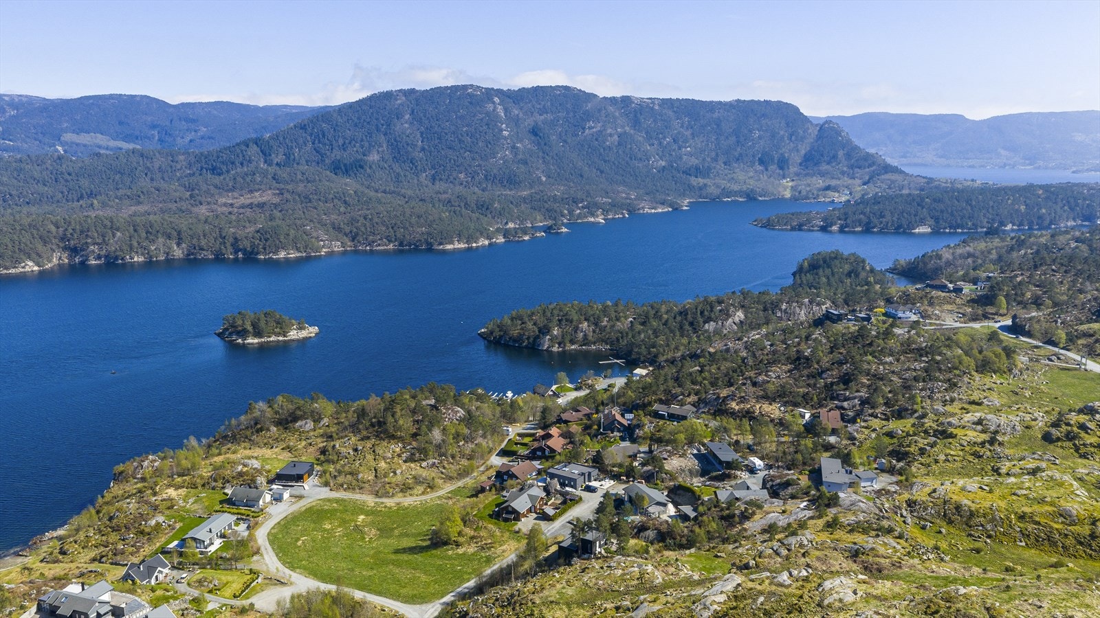 En kort båttur unna ligger Borgøy, Lars Hertervigs fødested, hvor man kan bestige Borgøynuten. Galleribilde