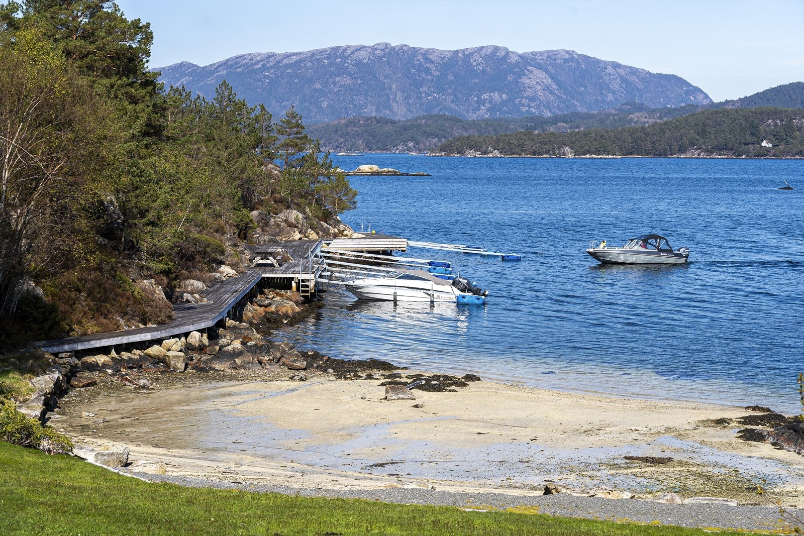 Fellesområde på del av gnr/bnr 36/1 med strand, badeplass og brygge. Galleribilde