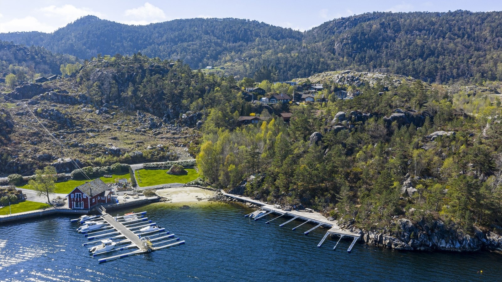 Fra hytten er det kort gangavstand ned til sjøen, hvor det er familievennlig fellesområde med strand, badeplass og brygge. Galleribilde