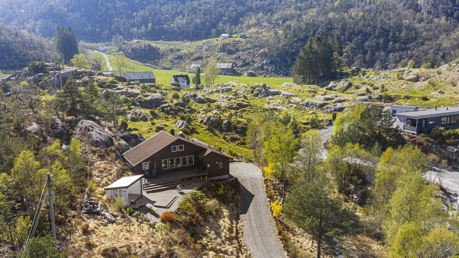 Hytten har en meget attraktiv beliggenhet på hyttefeltet - Usjenert, høyt og fritt i terrenget, helt innerst i en blindvei. Galleribilde