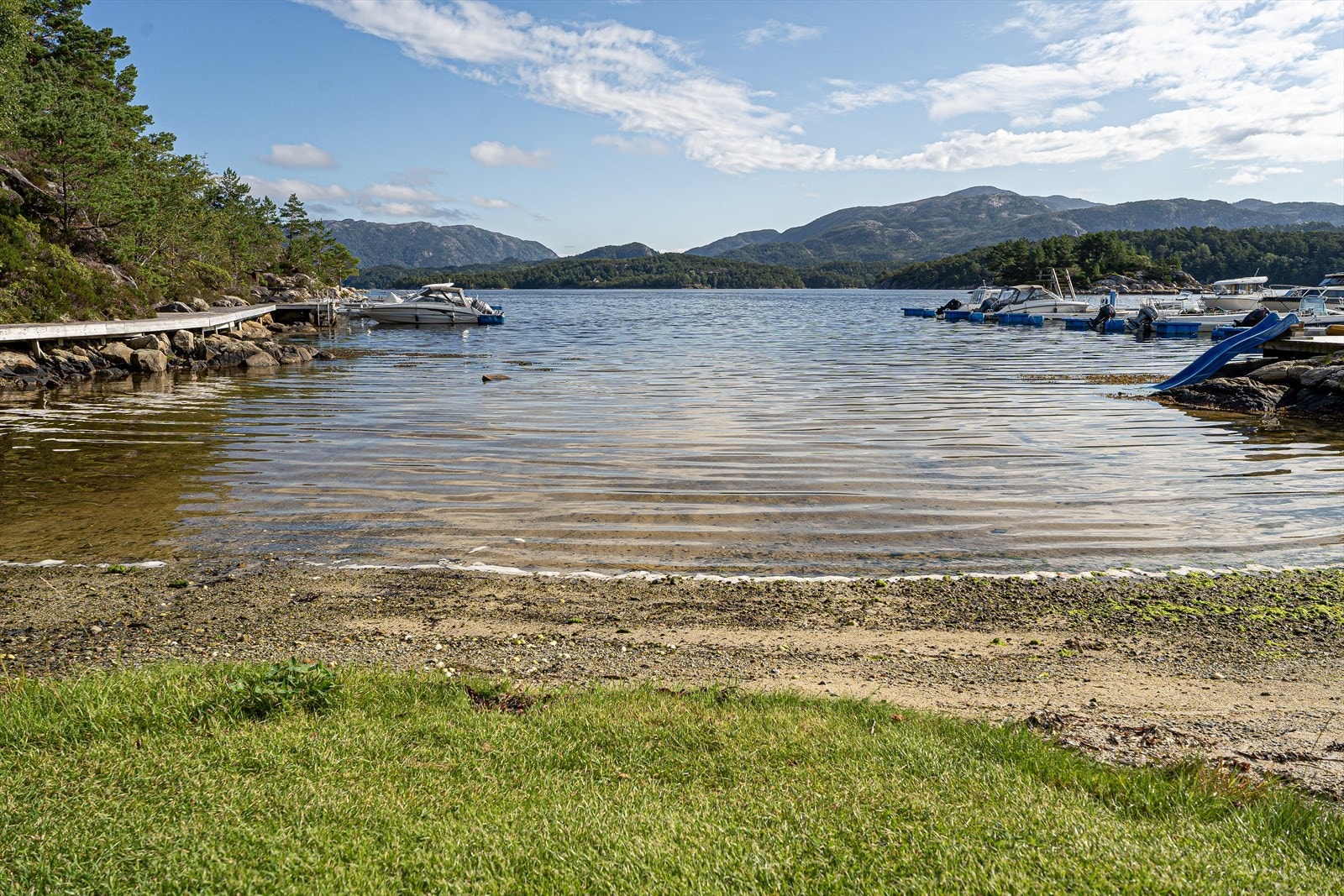 Barnevennlig strand, perfekt for krabbejakt og lek. Galleribilde