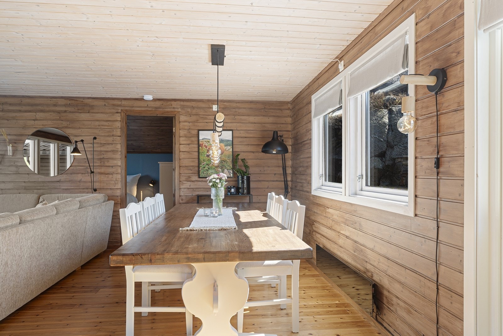 God plass til sofa og stor spisegruppe. Galleribilde