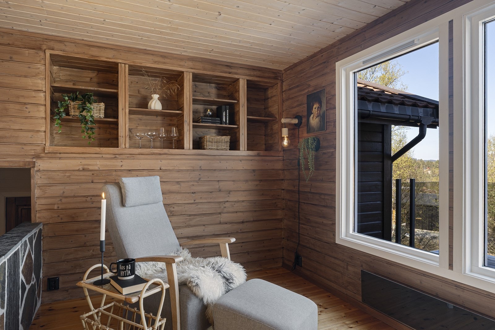 Hyggelig lesekrok med innfelt vegghylle. Galleribilde