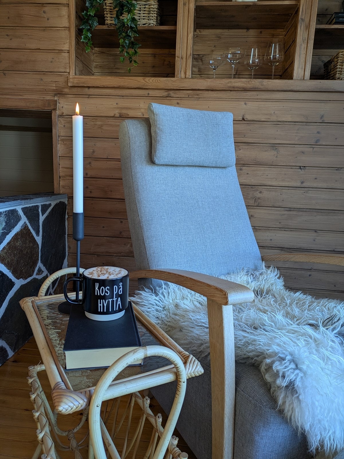Når vinterstormen raser ute på fjorden, er det nydelig å sitte her med favorittboka og en varm kopp kaffe. Galleribilde