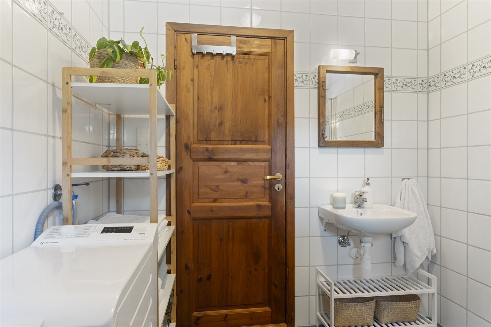 Badet har flislagte vegger og gulv. Det er varmekabel i gulvet. Galleribilde