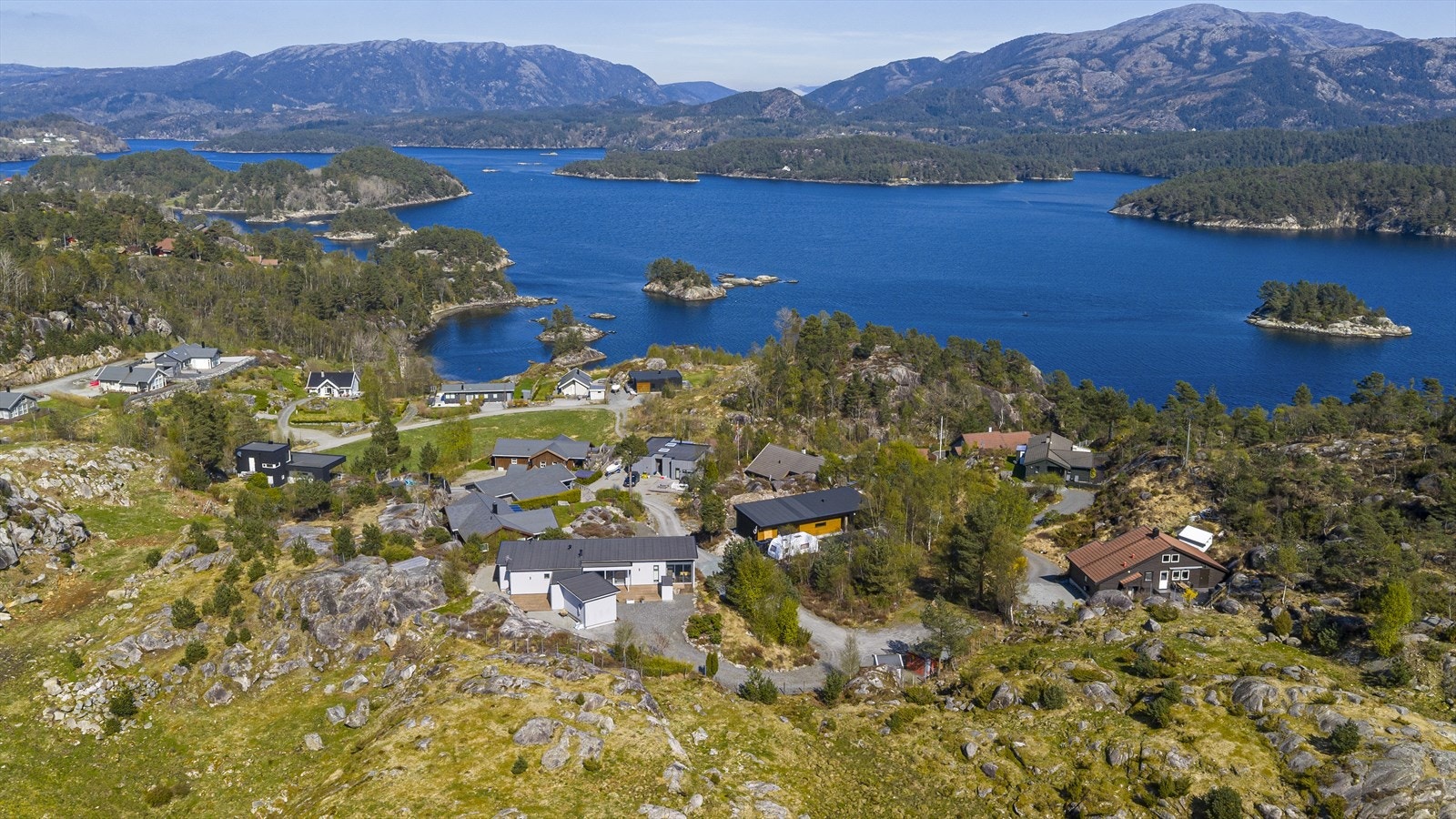 Fra hytten bruker man omlag 7 minutter inn til Hervik, hvor det er nærbutikk (Joker), småbåthavn for ikke å snakke om den berømte saft- og syltetøyfabrikken. Galleribilde