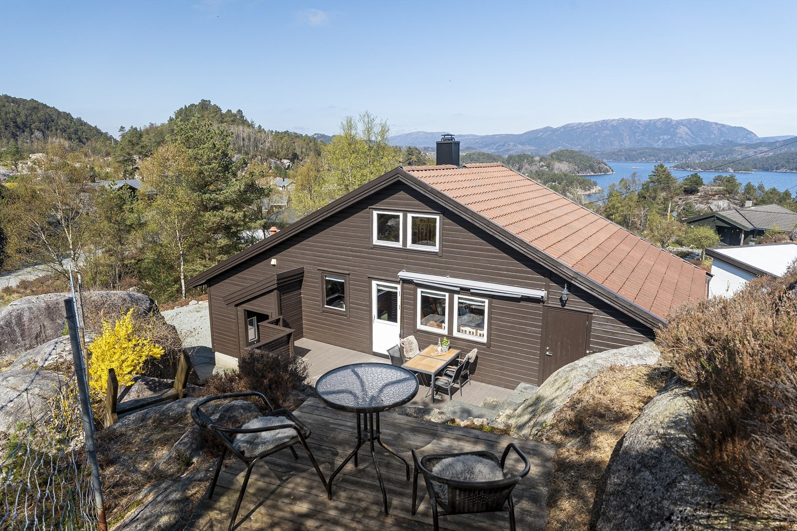Eiendommen ligger i naturskjønne omgivelser i Skrabbavikjå, ca 5 km nord for koselige Hervik og ca 30 minutters kjøring fra Haugesund. Galleribilde