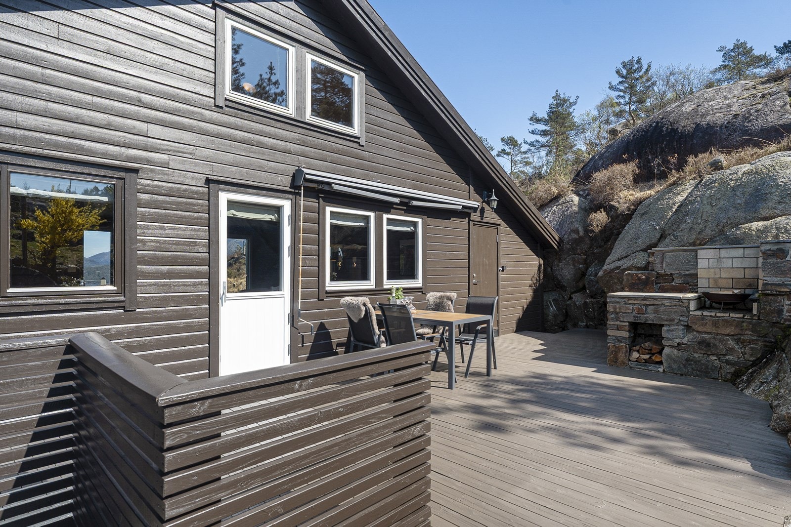 Stor, sydvendt terrasse - Godt skjermet mot vind. Fra terrassen har dere adkomst til en praktisk utebod på 4 m2. Galleribilde