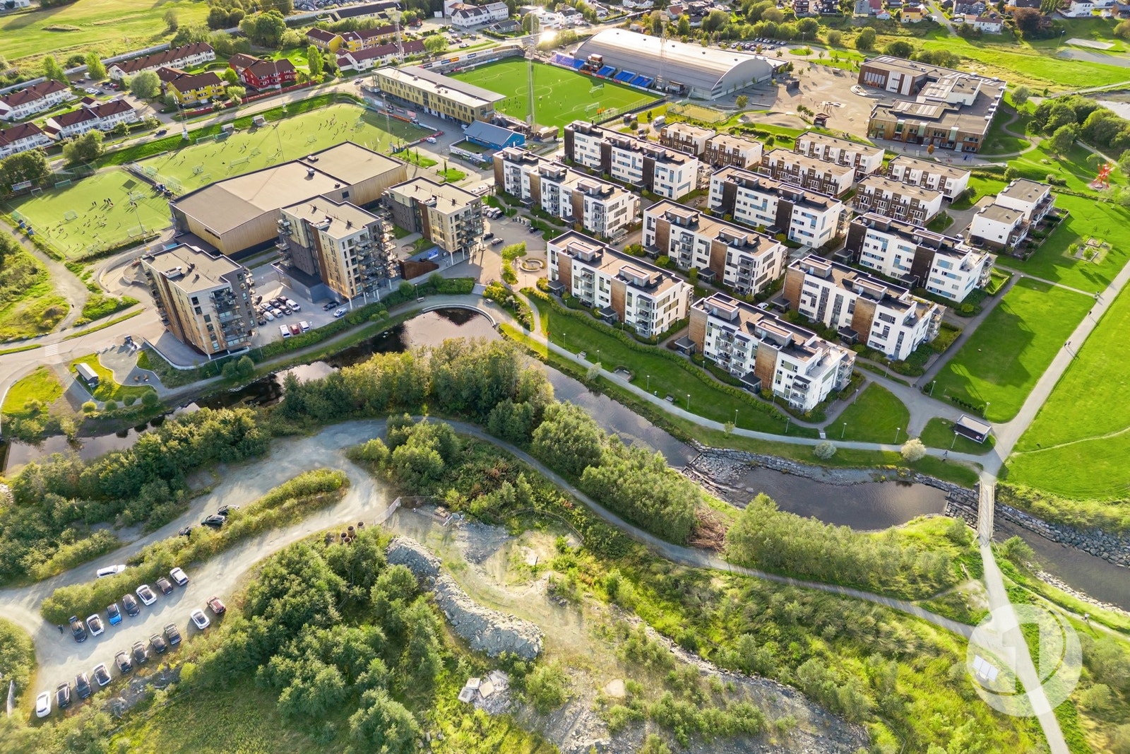 Sameiet Elvesvingen ble ferdigstilt i 2020 og består av 80 boligseksjoner og 1 næringsseksjon med en sjønær og sentral beliggenhet i Ranheimsfjæra. Galleribilde