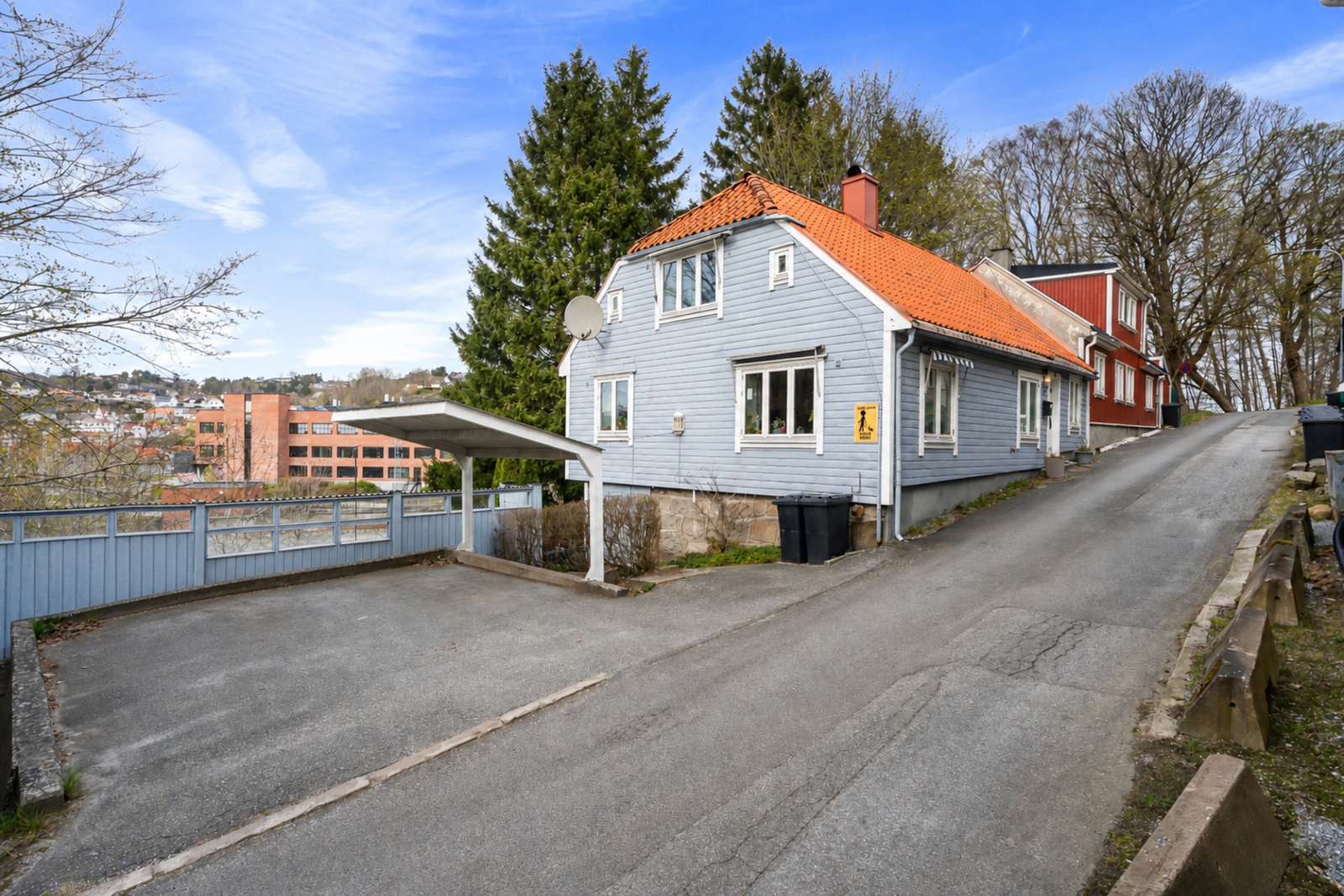 Sentrumsnær enebolig med romslig planløsning Galleribilde
