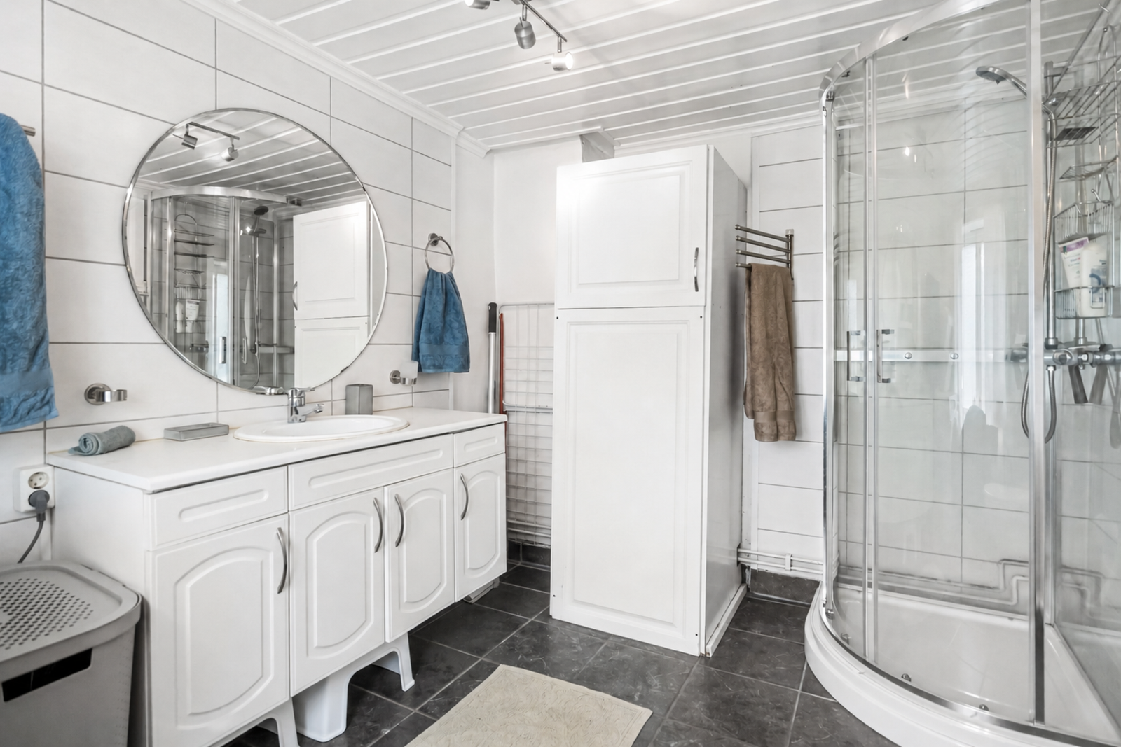 Badet er innredet med servantskap, dusjkabinett og wc. Galleribilde