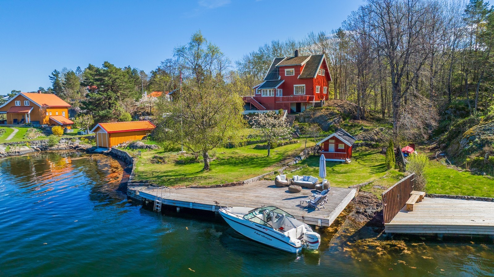 Det unike her er at tomten er stor foran boligen - det gjør at det er naturlig å oppholde seg i hagen fra morgen til kveld Galleribilde