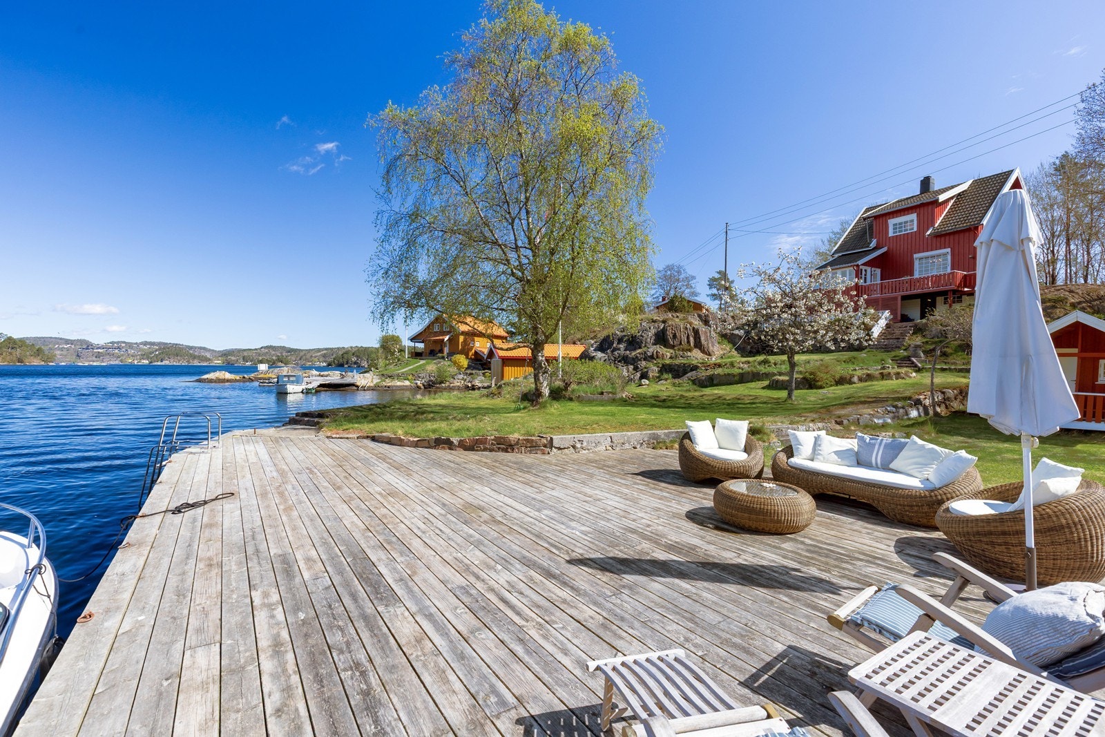 Stor brygge med plass til flere båter Galleribilde