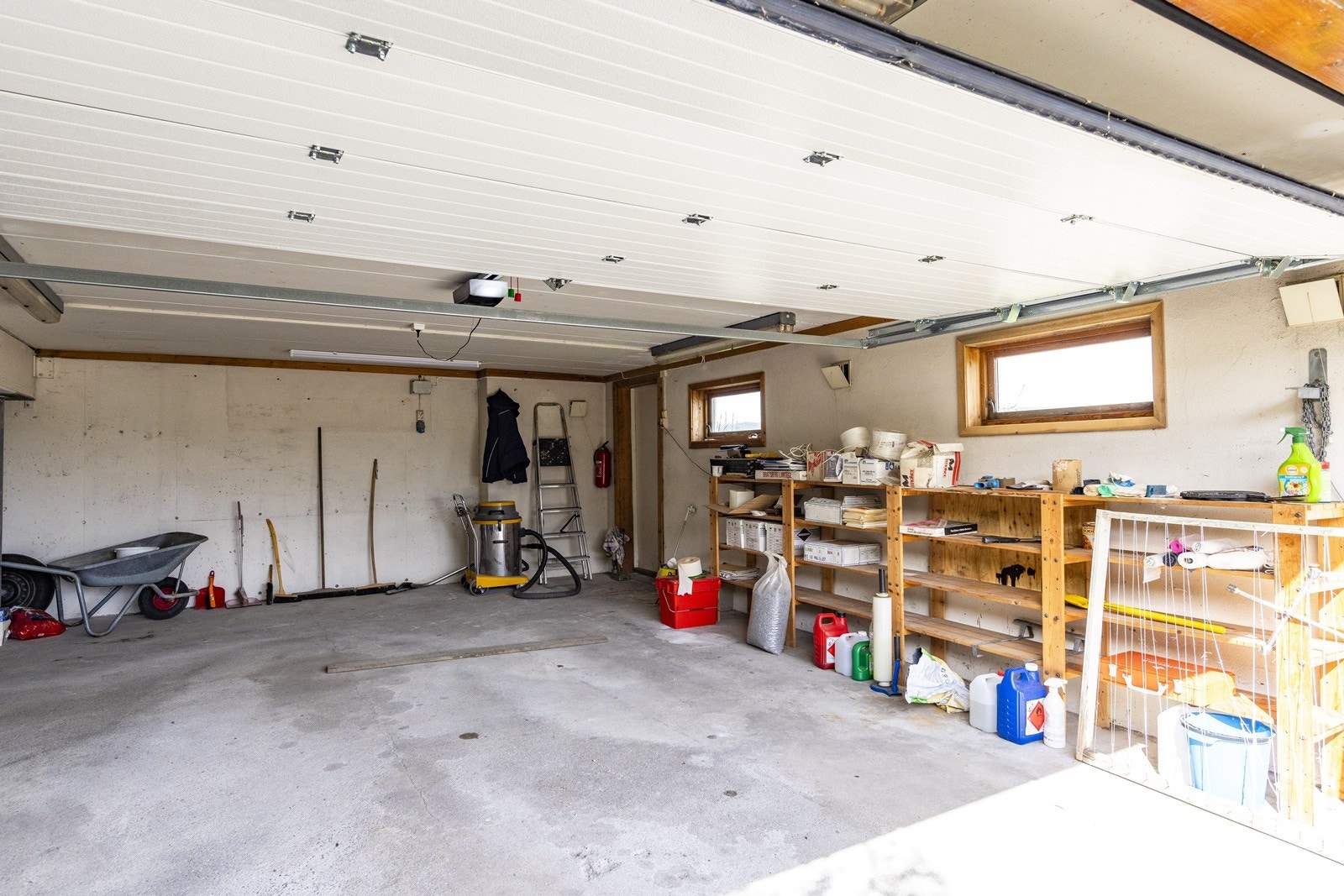 Garasjen har et bruksareal på 30 m² med god plass til både bil og oppbevaring. Galleribilde
