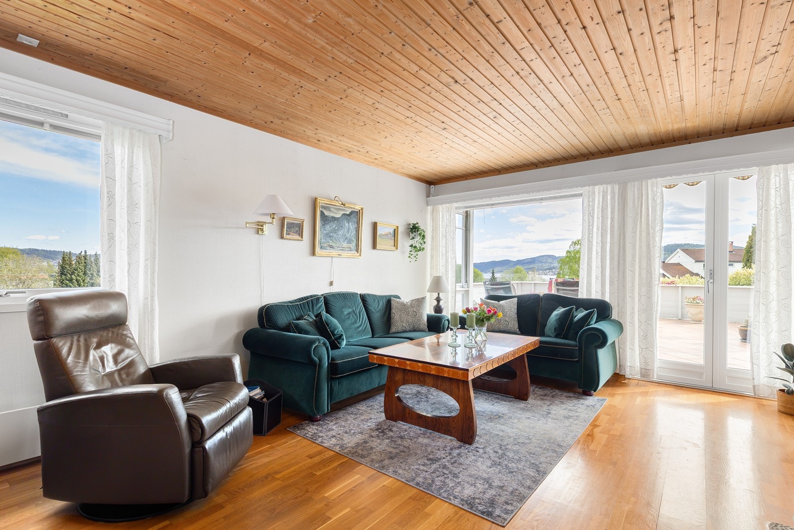 Oppvarming med strøm og ved, supplert med en luft-til-luft varmepumpe. Utgang til terrassen fra stuen. Galleribilde