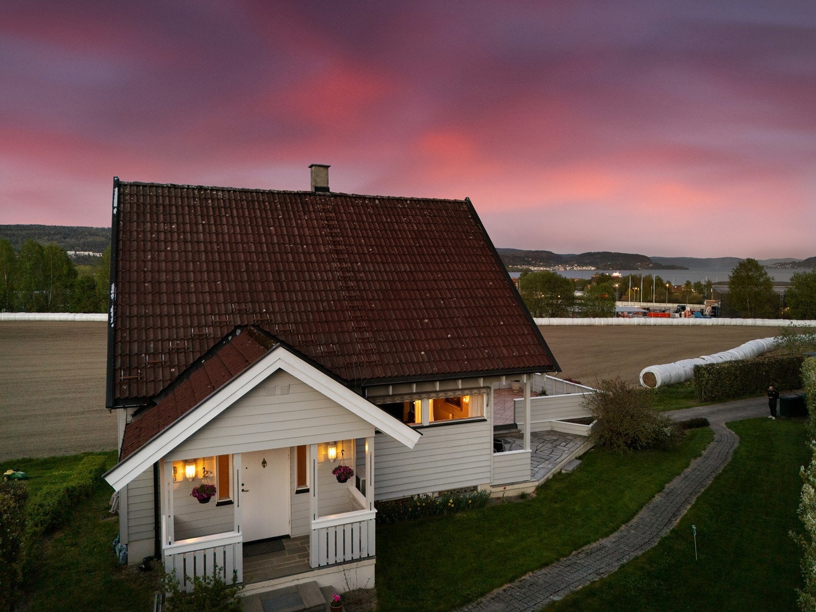 Eiendommen ligger i et etablert og barnevennlig boligområde med kort vei til skoler, barnehager og flotte turområder. Galleribilde