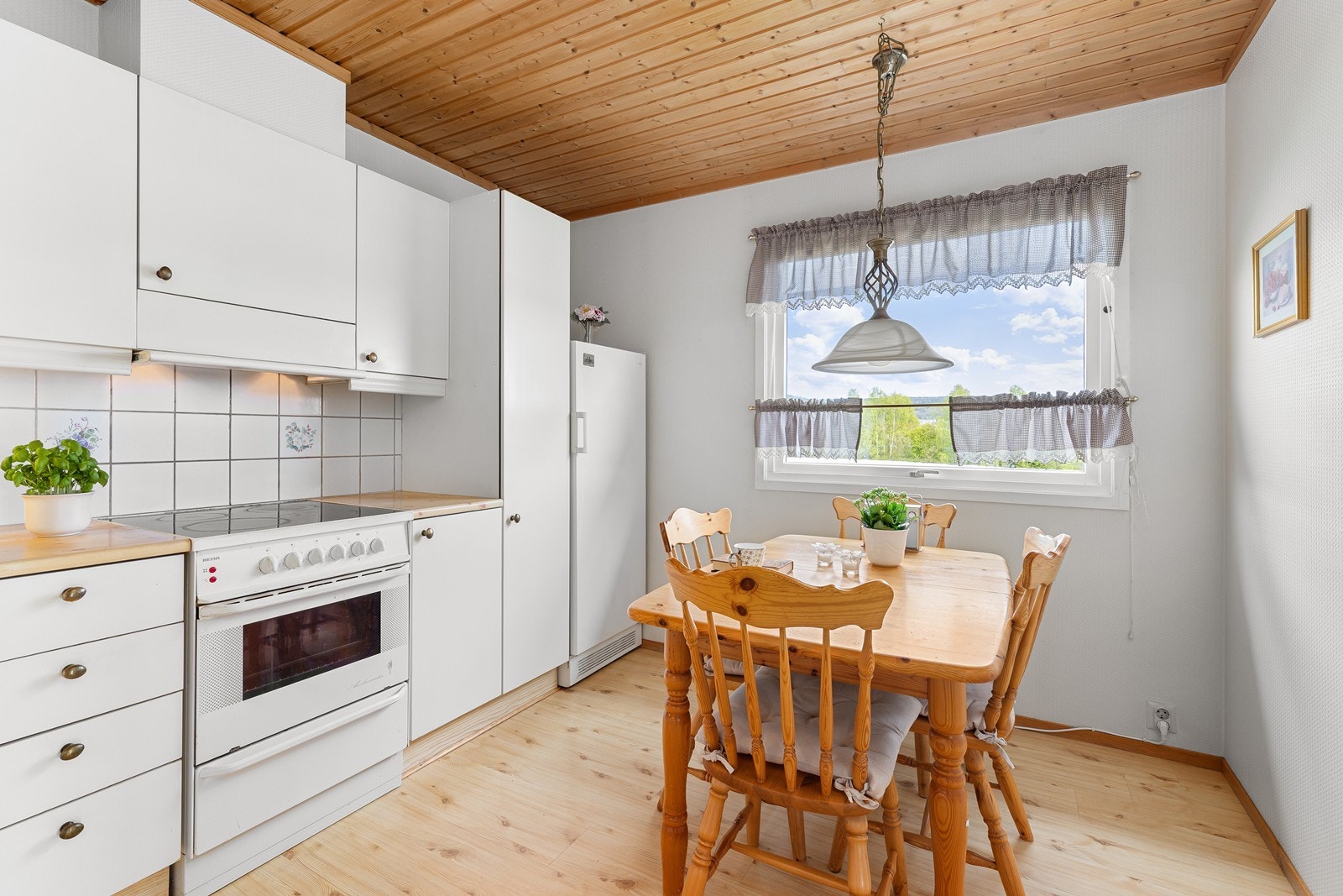 Innredningen har glatte fronter og benkeplate i slitesterk laminat. Det er satt av plass til frittstående hvitevarer. Galleribilde