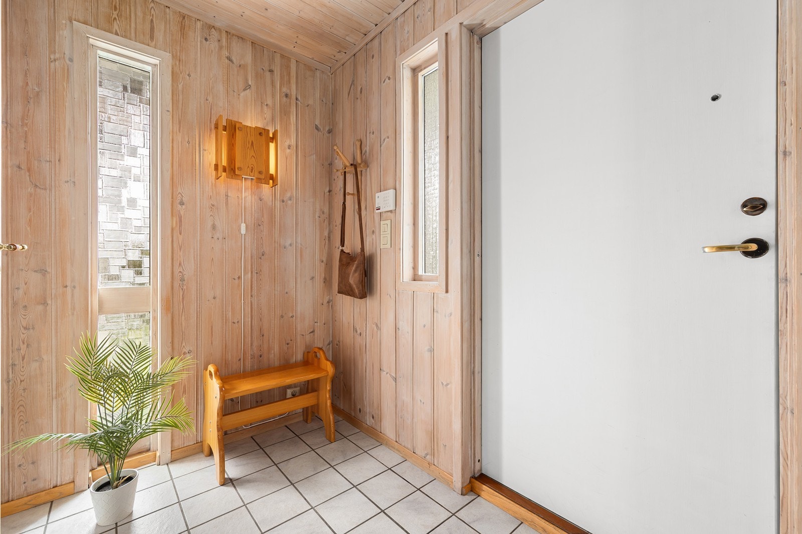 Vindfanget har keramiske fliser på gulvet og vegger med behandlet trepanel. Galleribilde