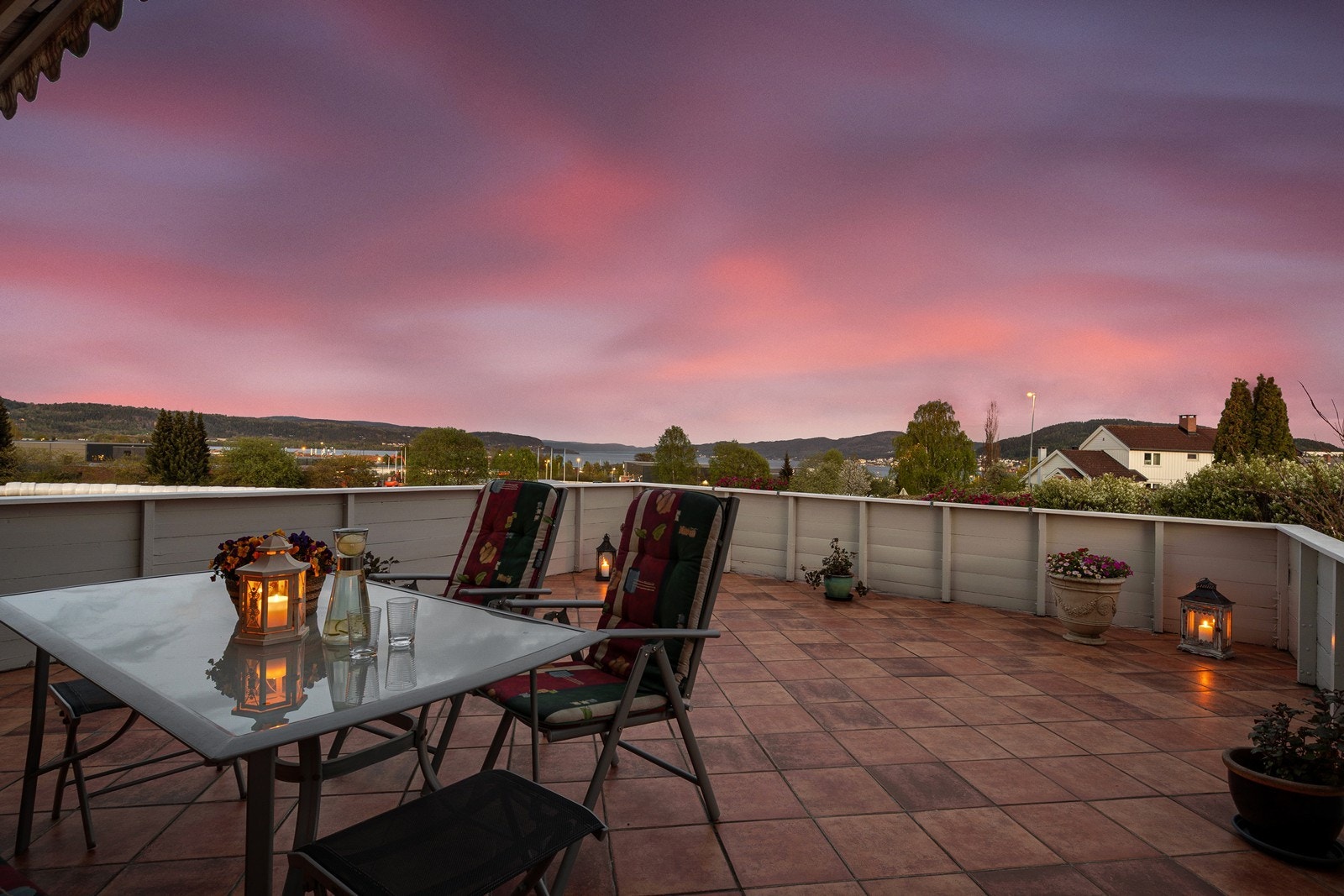 En romslig terrasse med god plass til å møblere i ønskede soner. Panoramautsikt mot fjorden! Galleribilde