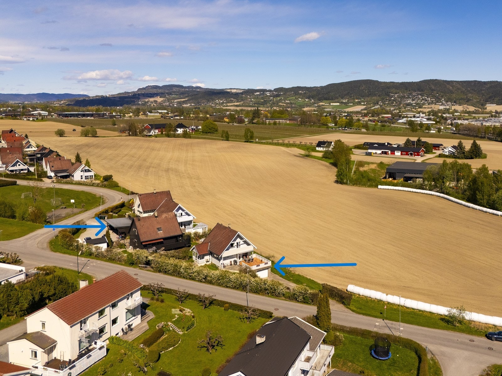 I tillegg til integrert garasje på egen grunn, medfølger det carport i felles rekke. Galleribilde