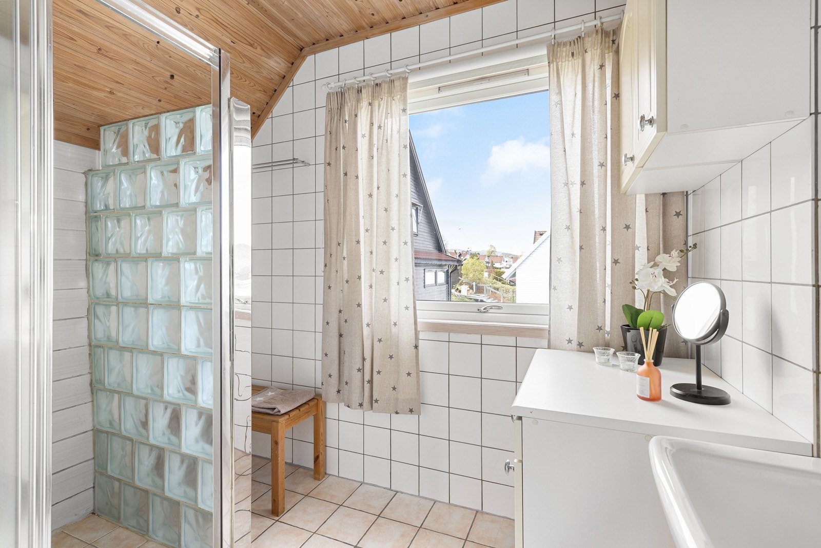 Dusjnisjen på badet er avdelt med glassbyggerstein. Badet er fra byggeåret, med senere oppgraderinger. Galleribilde
