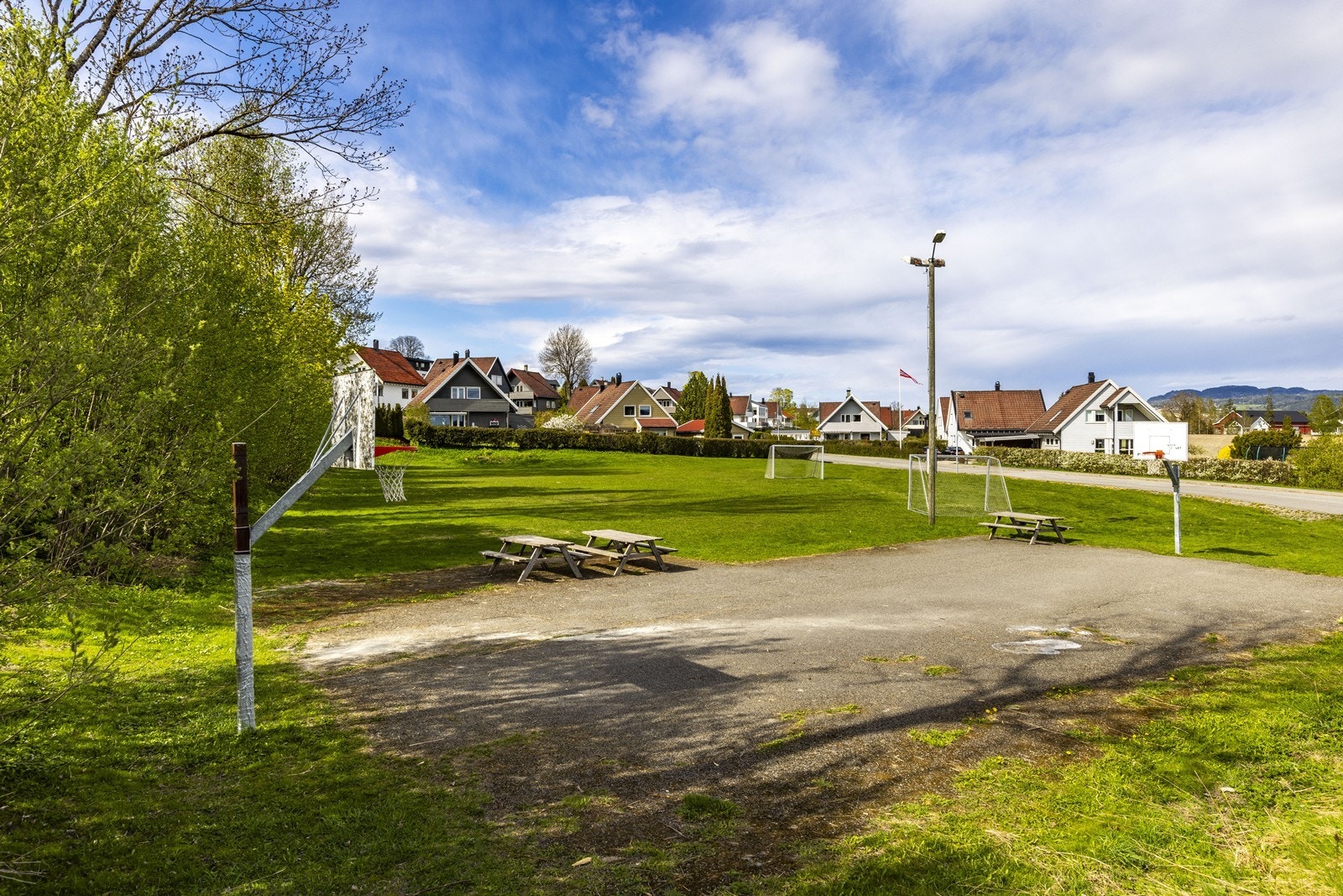 Høvik terrasse balløkke ligger kun ett minutt unna eiendommen. Galleribilde