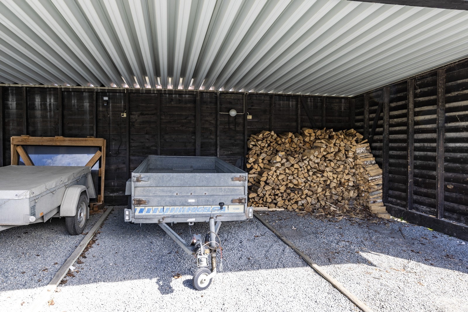 Eiendommen har en andel i felles carport, som gir en ekstra, overbygget parkeringsplass. Galleribilde