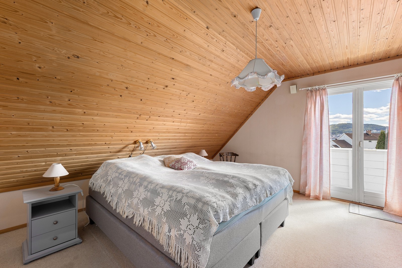 Hovedsoverommet har vegg-til-vegg-teppe og direkte utgang til en egen veranda på 6 m². Galleribilde