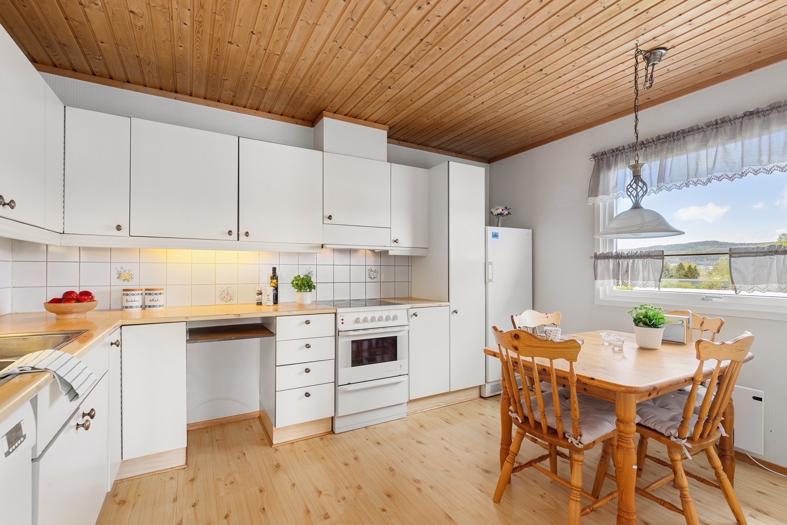 Kjøkkenet har innredning med glatte fronter og laminatbenkeplate. Det er god plass til en hyggelig spiseplass ved vinduet. Galleribilde