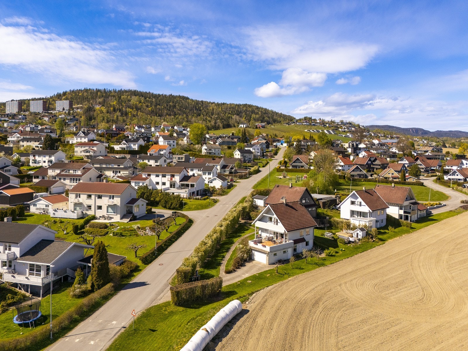 Høvik Terrasse er et rolig og trygt nabolag, hovedsakelig bestående av eneboliger. Galleribilde