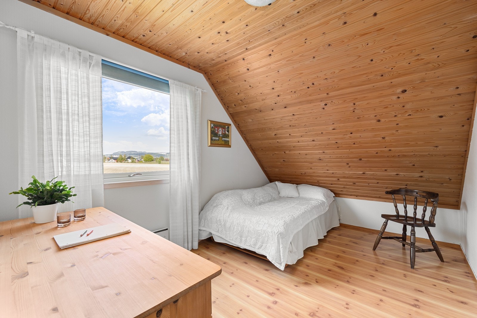 Soverom 2 har laminatgulv og god plass til både seng og arbeidsplass. Galleribilde