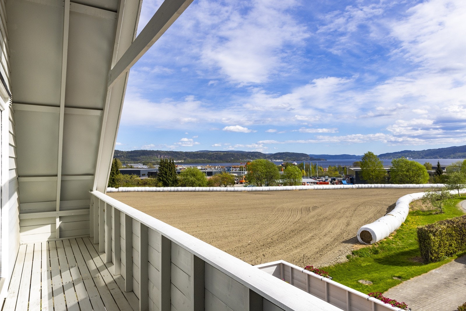Fra verandaen i loftetasjen er det utsikt over nærområdet og mot fjorden. Galleribilde