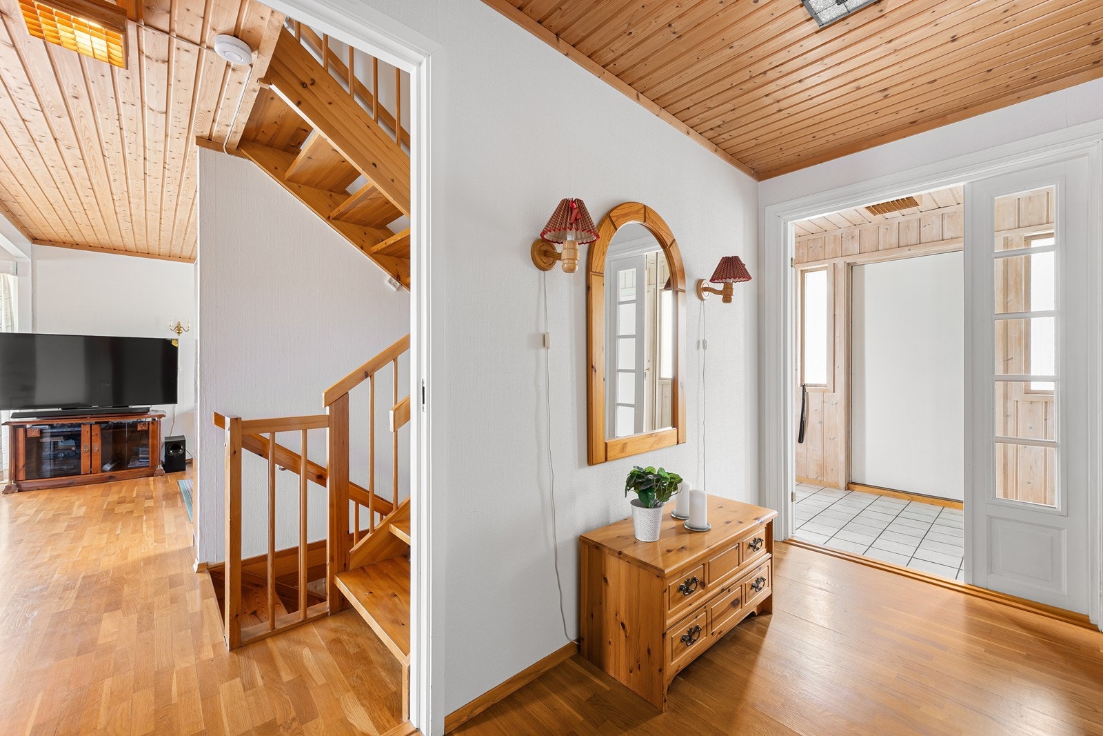 Fra entréen leder en behandlet tretrapp opp til loftsetasjen og ned til underetasjen. Galleribilde