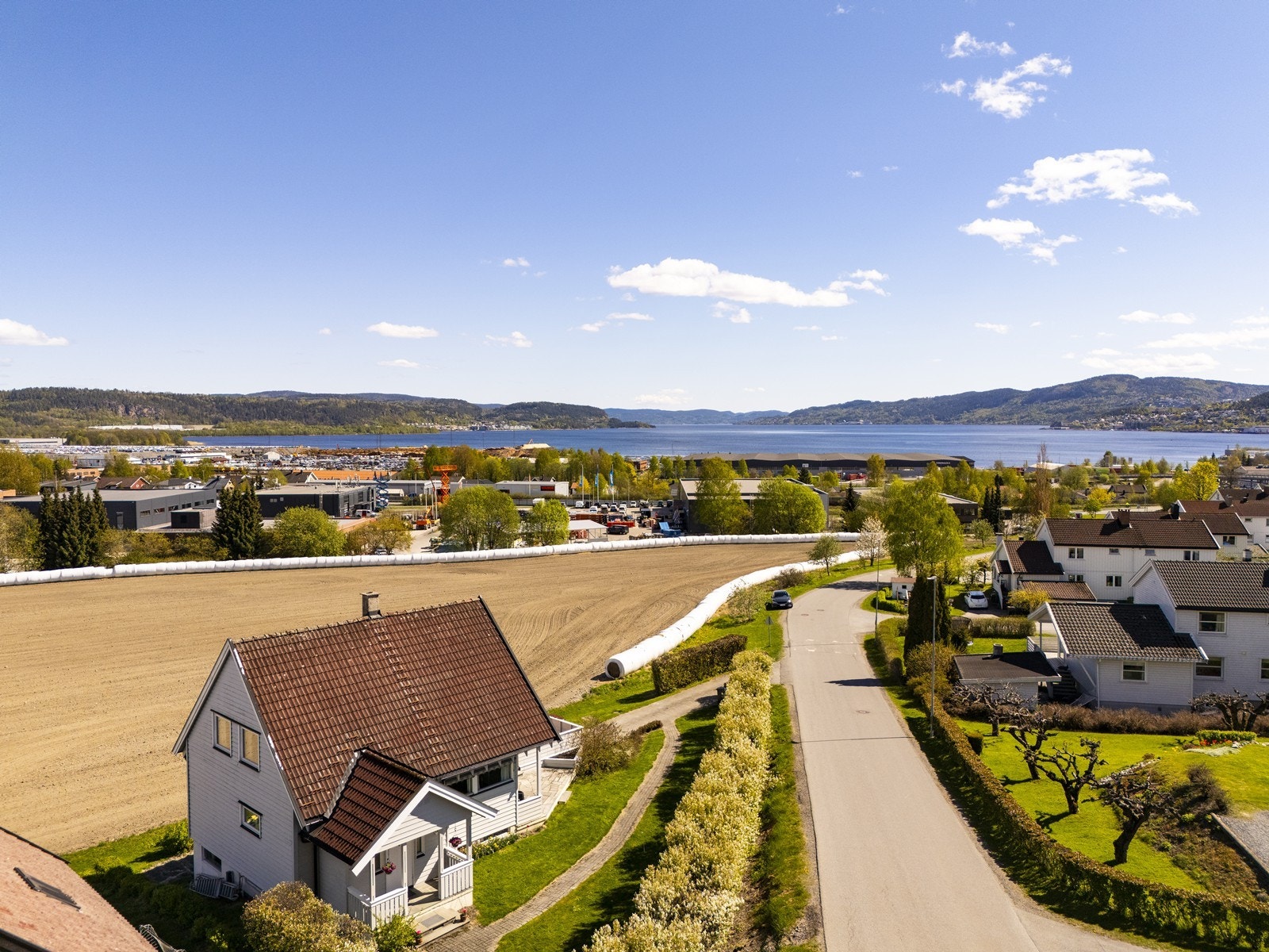 Fra eiendommen er det utsikt over nærområdet og mot Drammensfjorden. Galleribilde