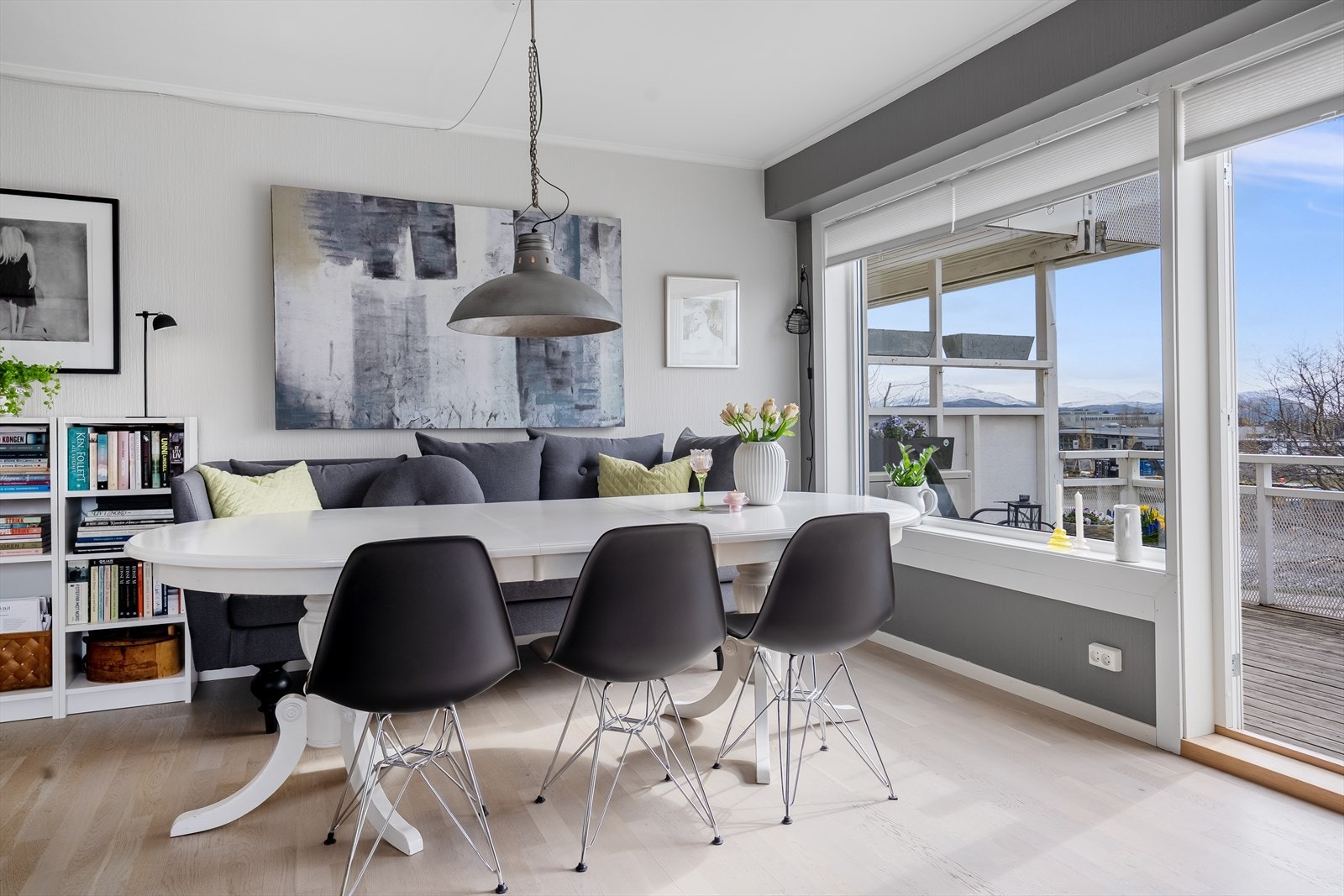 Fra stuen er det utgang til en lekker balkong med flott utsikt og gode solforhold Galleribilde