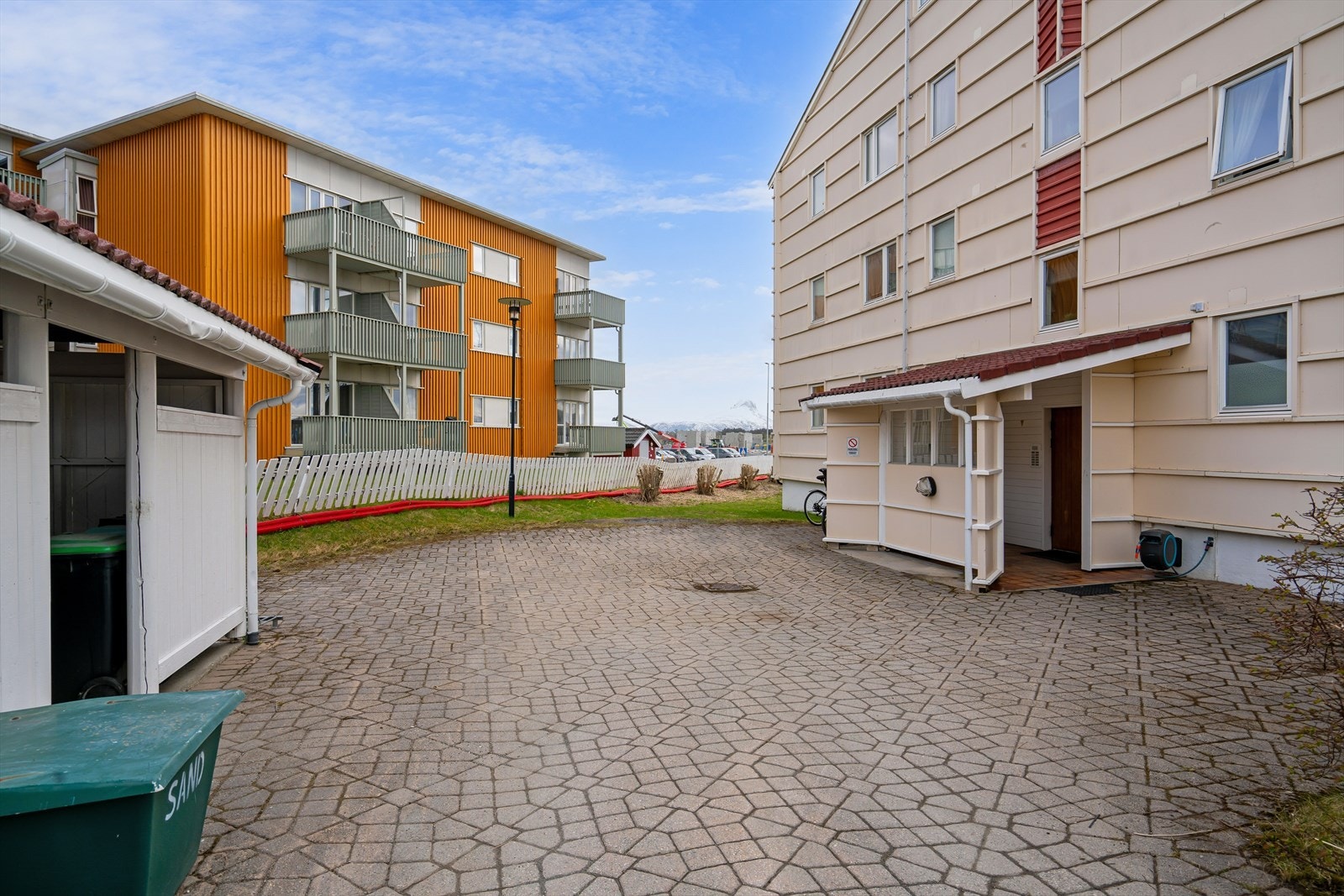 Pent opparbeidet inngangsarti på forsiden av bygget Galleribilde